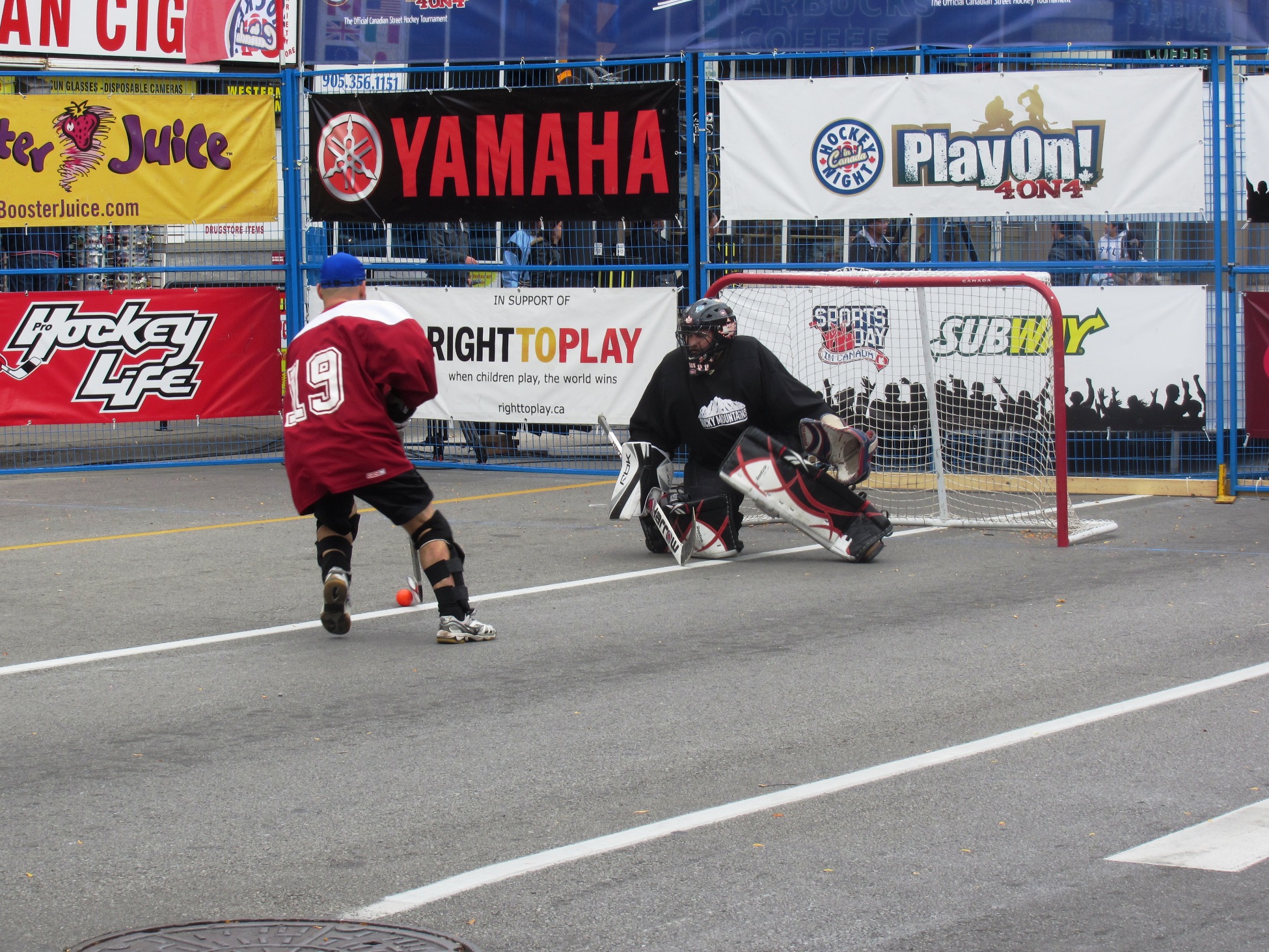 play-on-canadian-street-hockey-championship-in-niagara-falls-avenue