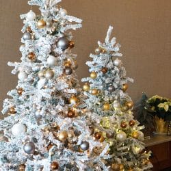 The lobby of the Sheraton on the Falls hotel decorated for Deck the Falls Holiday Walking Tours.